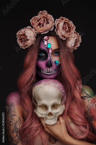 Fototapeta Naklejka Na Ścianę i Meble -  Portrait of glamour evil woman in halloween style with wreath of roses and skull.