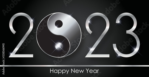 2023 Jahreszahl, yin-yang, chinesisch silber metallic auf schwarzem hintergrund mit text happy new year