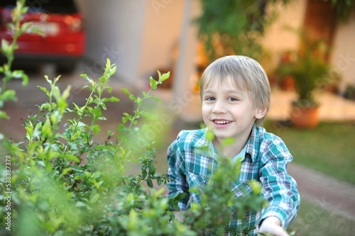 criança feliz brincando jardim 