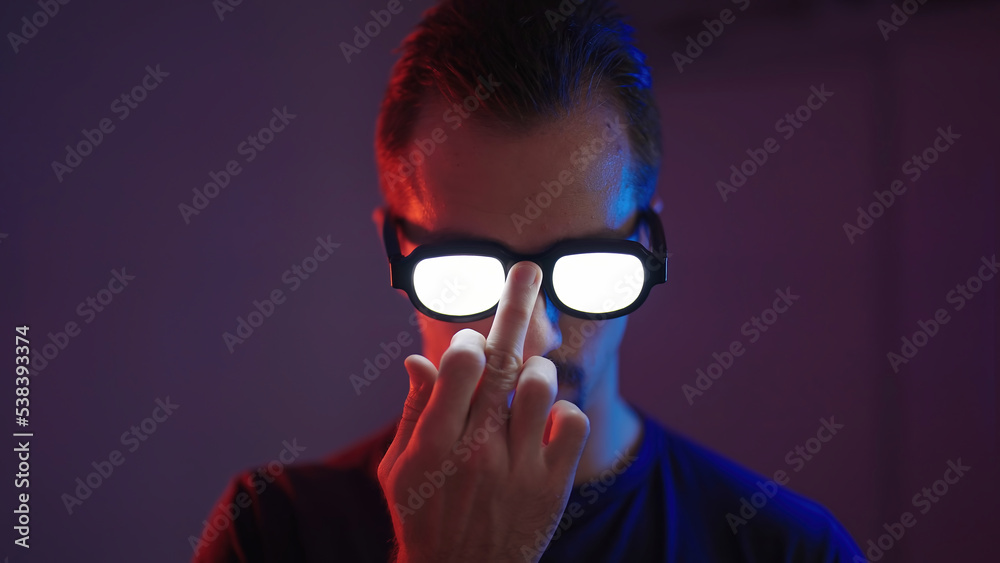  Retrato de hombre arregla gafas brillantes con villano protagonista de estilo anime con el dedo medio Fotos