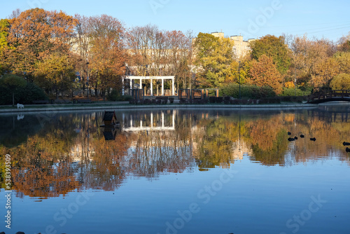 POND IN THE CITY AUTUMN PARK EARLY IN THE MORNING