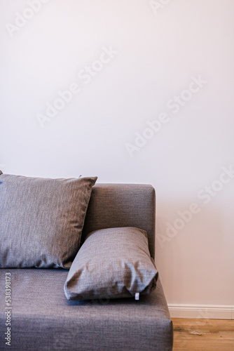 Obraz na płótnie makro, wazon, nieruchomość, mieszkanie, dom, pokój, dekoracje, home, home staging, ceramika, terazzo, obrus, stół, sofa, kanapa, meble, kwiat, doniczka, lamele, drewno, liść, ziemia, łazienka, sypialn w salonie