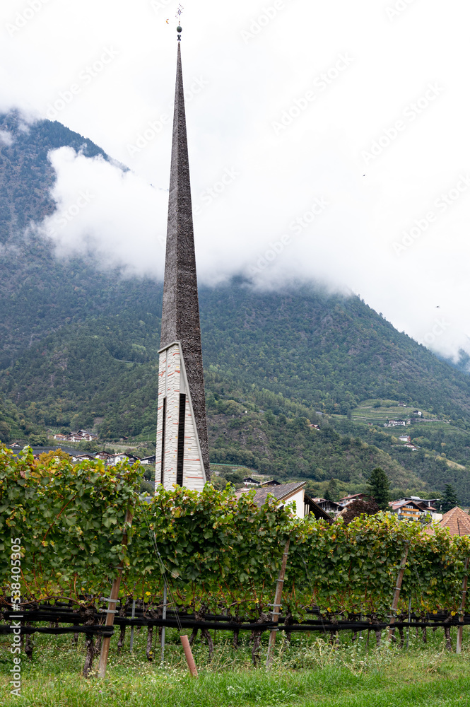 Moderne Kirchenarchitektur mit schlankem , hohen Kirchturm bei Algund im Vinschgau Moderne Kirchenarchitektur mit schlankem , hohen Kirchturm bei Algund im Vinschgau