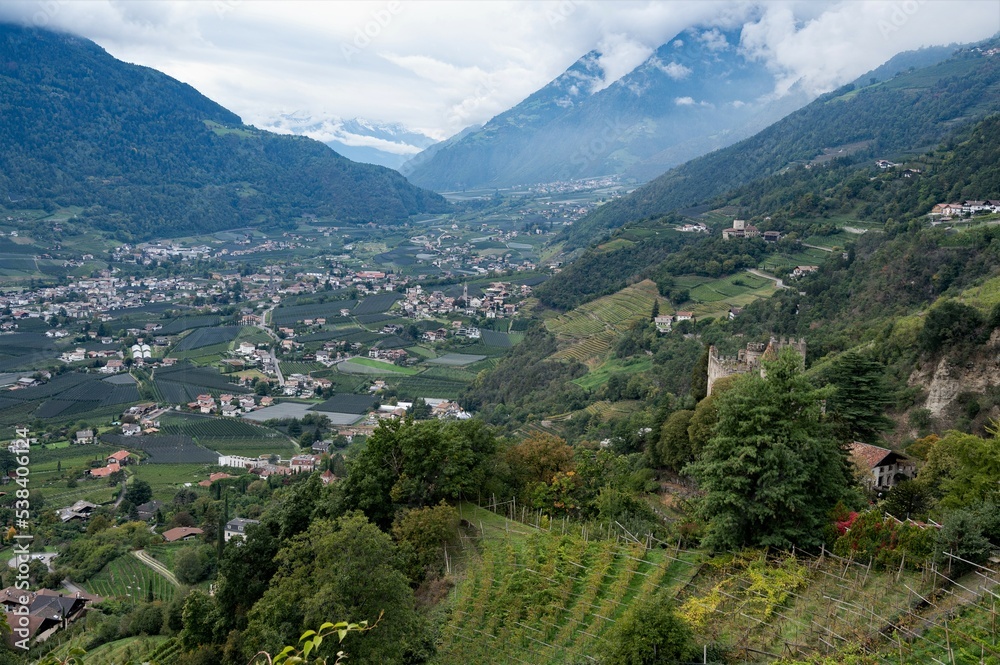 Blick von Dorf Tirol bei Meran in das schöne  Etschtal mit seinen vielen Apfelplantagen