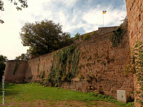 Ruine der Burg Nanstein bei Landstuhl in Rheinland-Pfalz, auf der einst Raubritter Franz vonm Sickingen lebte. photo