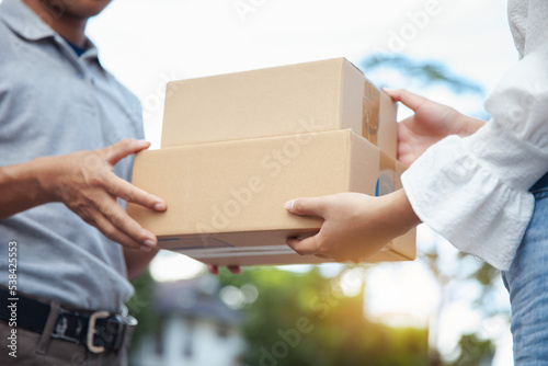 фотографія A man in a gray shirt delivers to a woman in a white shirt