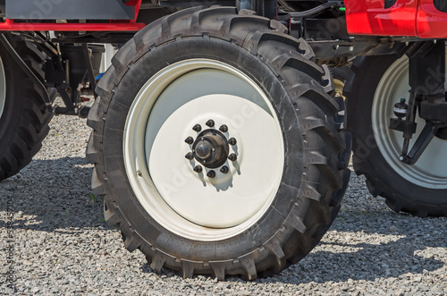 Agricultural machine wheel with high ground clearance