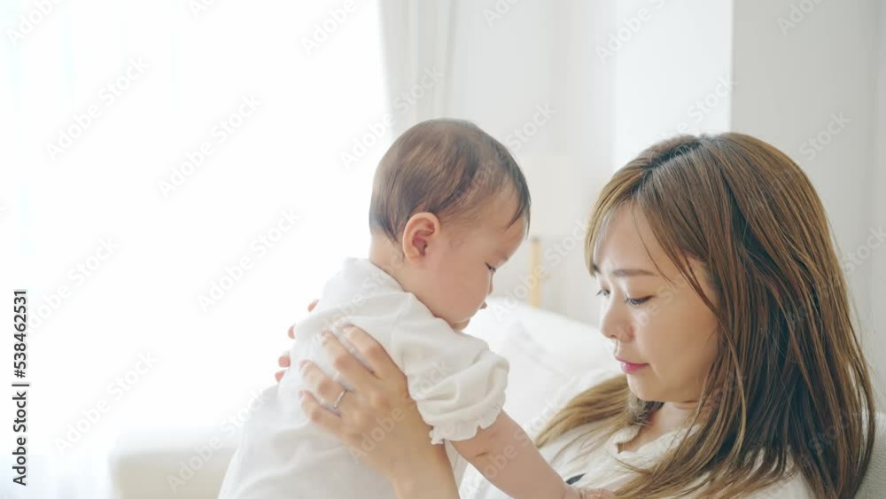 赤ちゃんをあやすママ 赤ちゃんをあやすママ