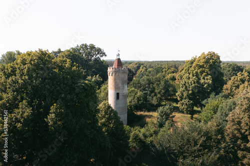 alter Burg Märchen - Turm im Wald, antikes Bauwerk photo