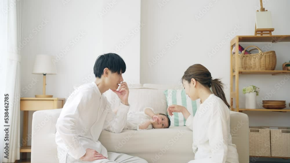 育児に疲れたカップル 育児に疲れたカップル