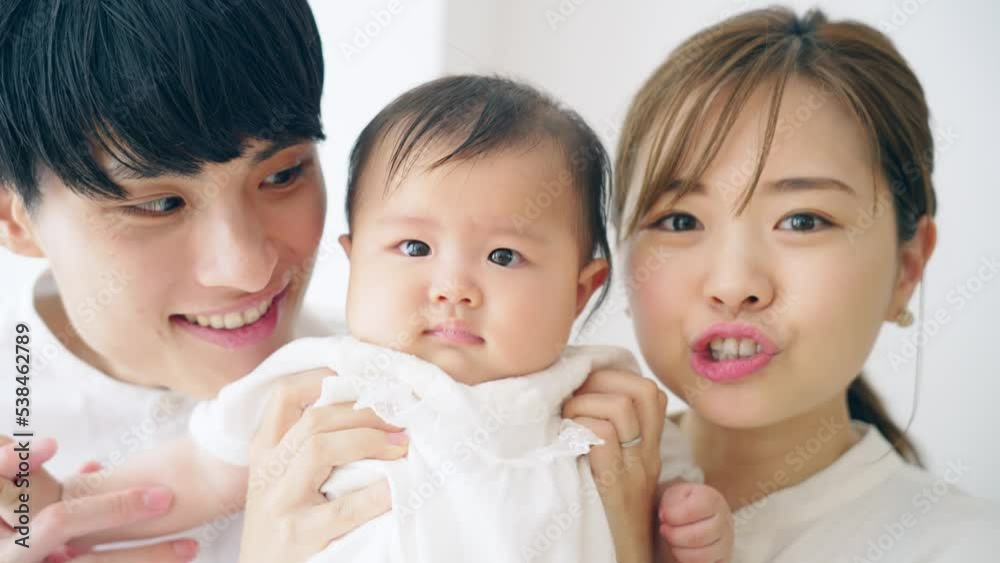 赤ちゃんを抱っこするカップル　子育てイメージ