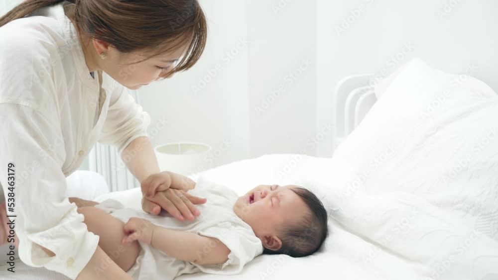 赤ちゃんを寝かしつける母親 赤ちゃんを寝かしつける母親