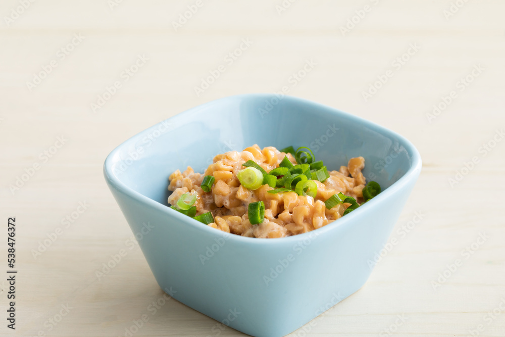 陶器の器に入ったネギが乗った納豆