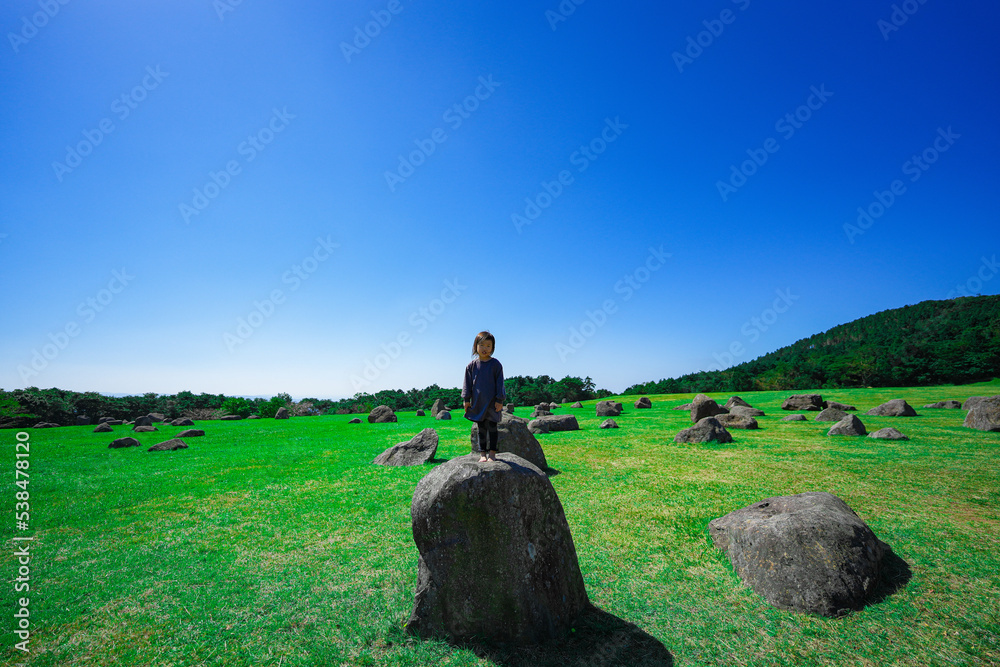 少女と山と緑 少女と山と緑