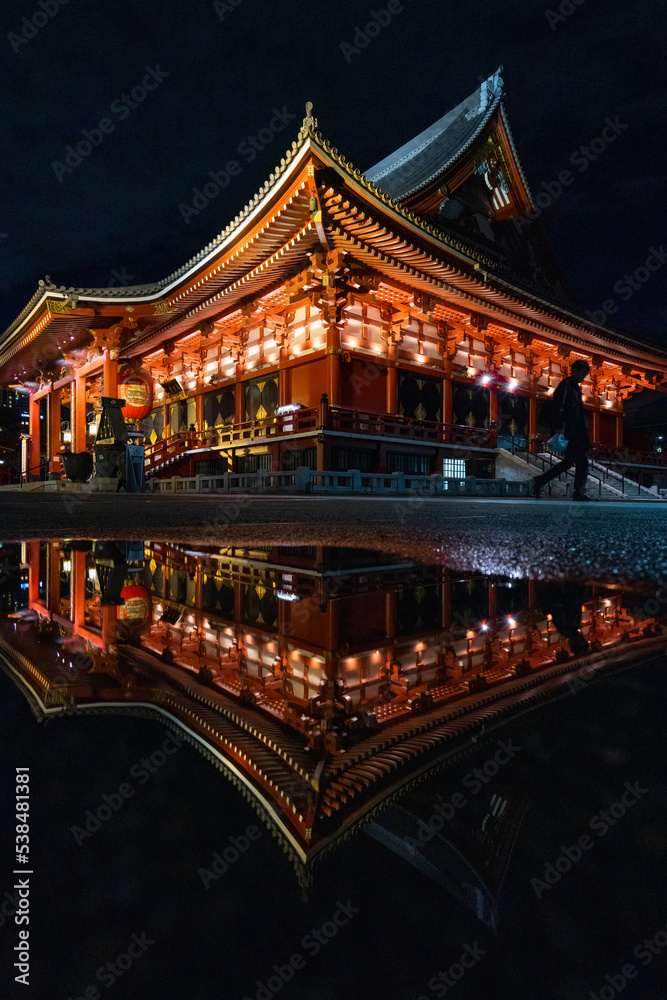 日本のお寺、雨上がりの水面に映る美しい神社、浅草のお寺
