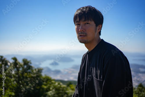山頂の男性モデル