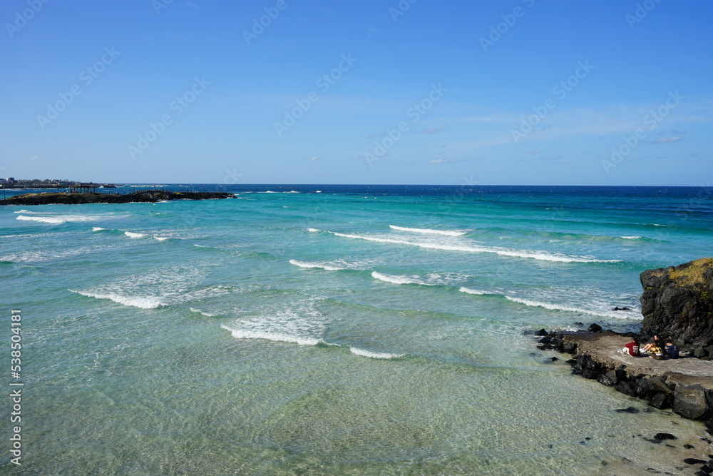 Fototapeta premium shoaling beach and clear water