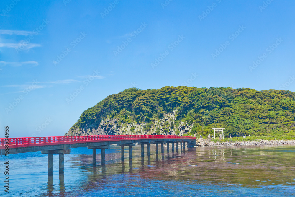 Oshima island is the biggest island in Echizen coast and has been worshipped by the local people from ancient times as “an island of God”.