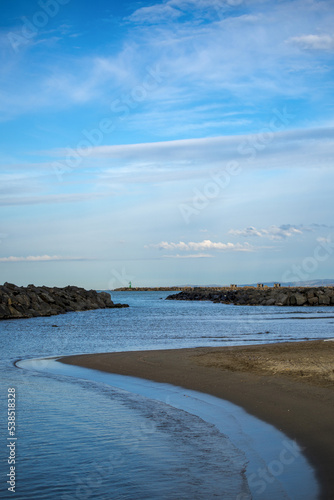 Bord de mer par une matinée claire photo