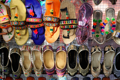 Schuhverkauf, Straßenbasar, Pushkar Kamelmarkt, Rajasthan, Indien, Asien ©  Egon Boemsch