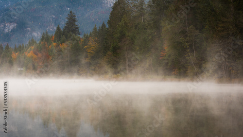 See und Bäume im Nebel an einem Morgen im Herbst © kentauros