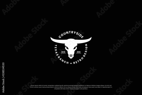 Round label cattle ranch logo design vintage style. longhorn logo badge illustration.