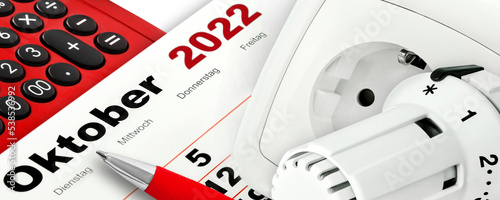 Deutscher Kalender 2022 im Monat Oktober   Energie und Finanzen mit Strom, Gas und Rechner photo