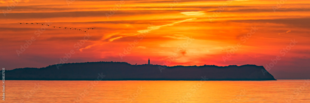 Insel Hiddensee in der Ostsee und Zugvögel im Sonnenuntergang - Panorama