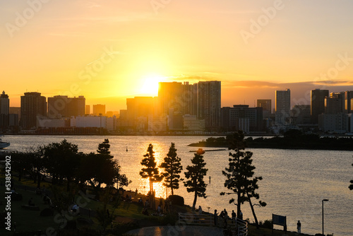 東京都 お台場から見るビル群に沈む夕日 photo