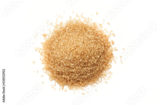 Cukier brązowy trzcinowy na białym tle