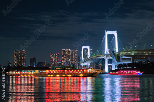 東京都 お台場海浜公園から見えるレインボーブリッジと屋形船の浮かぶ東京湾の夜景 photo