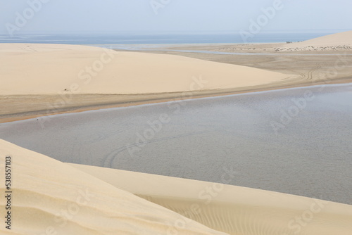 Quadro su tela white dunes next to the inland sea in the desert of Qatar