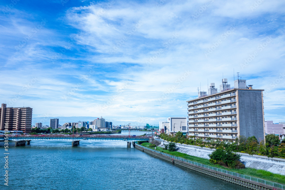 大阪の街と淀川に架かる橋