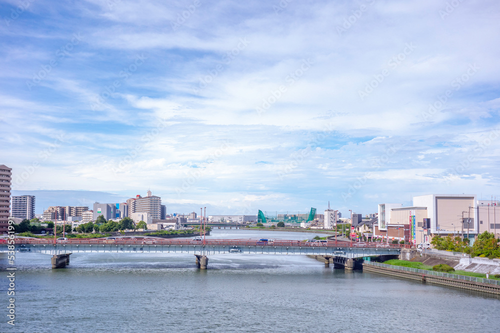 大阪の街と淀川に架かる橋
