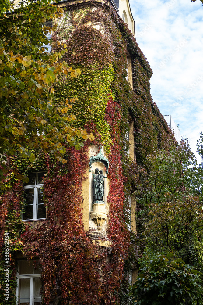 Obraz premium Autumn view of a house at Joseph square located in Maxvorstadt, Munich, Germany.
