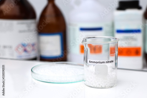 Foto Ammonium nitrate in glass, chemical in the laboratory and industry