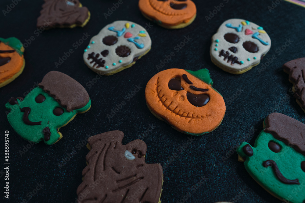 galletas con diferentes formas para halloween, galletas de calabaza, fantasmas, calaveras, galletas spooky, spooky cookies, comida para halloween