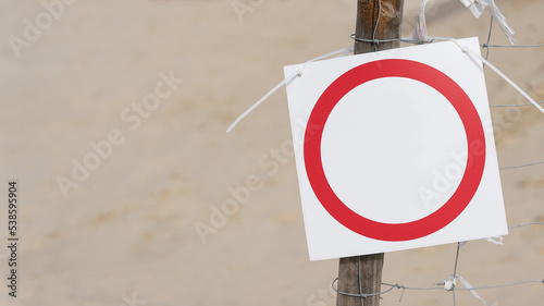 Leeres Schild am Strand mit Textfreiraum links und auf dem Schild photo