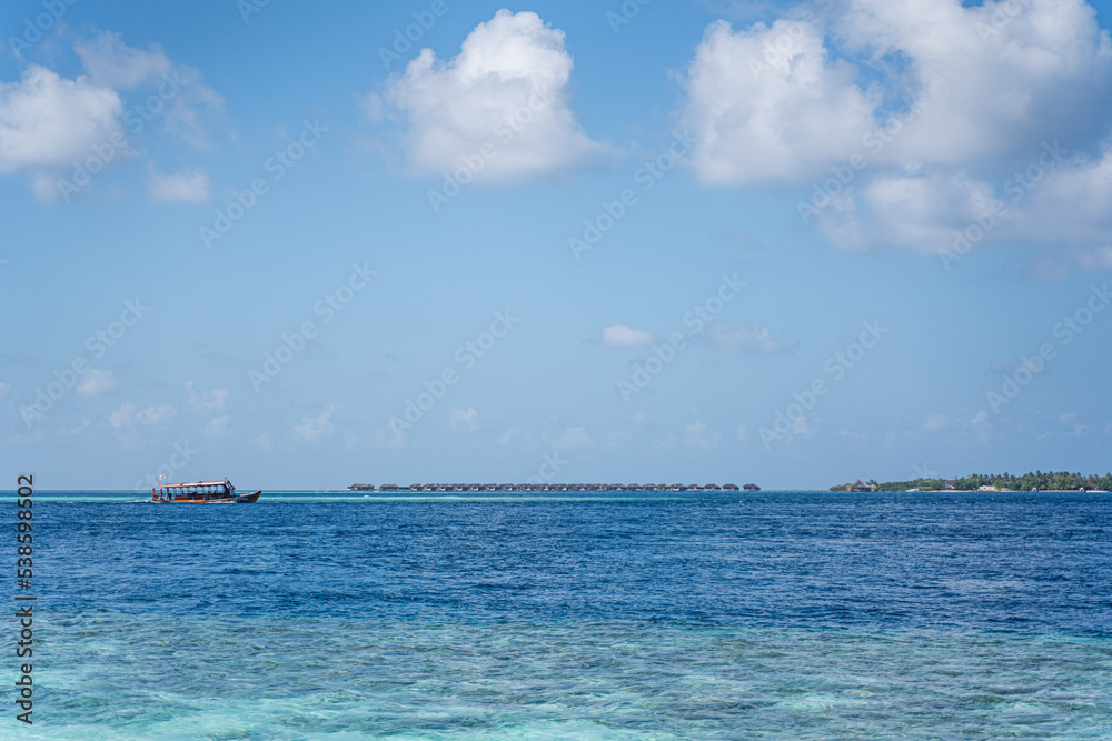 Malediven - Meeresblick mit Touristenschiff