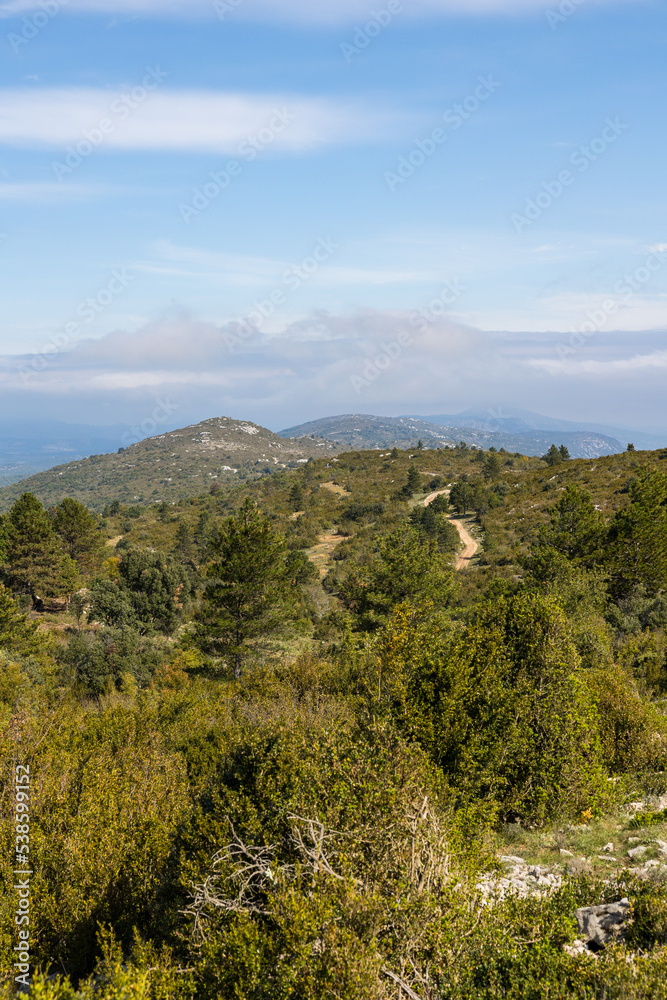 Chemin de randonnée du Mont Saint-Baudille, du côté du causse du Larzac Chemin de randonnée du Mont Saint-Baudille, du côté du causse du Larzac
