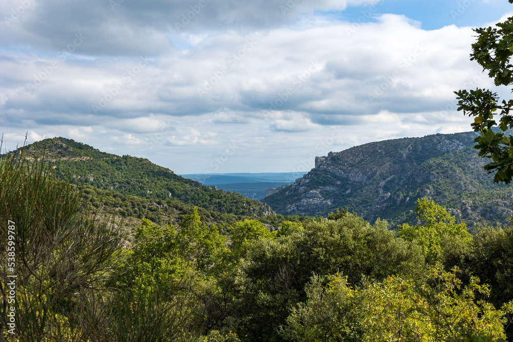 Vue sur l'extérieur du Cirque de l'Infernet et la Plaine du Languedoc depuis les pentes du Mont Saint-Baudille