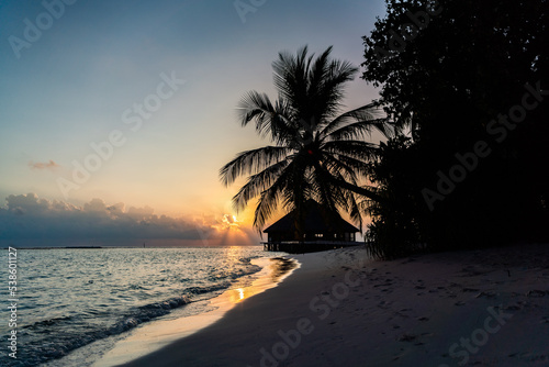 tropischer Sonnenaufgang am Strand photo