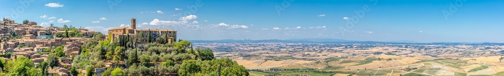 Panorama sur l'église San Francesco et le Val d'Orcia, à Montalcino, Italie