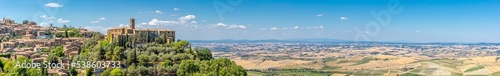 Panorama sur l'église San Francesco et le Val d'Orcia, à Montalcino, Italie