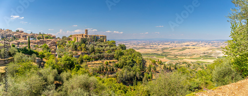 Panorama sur l'église San Francesco et le Val d'Orcia, à Montalcino, Italie
