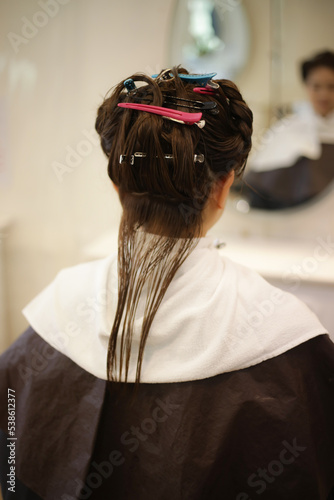 ヘアクリップで髪を止める女性
