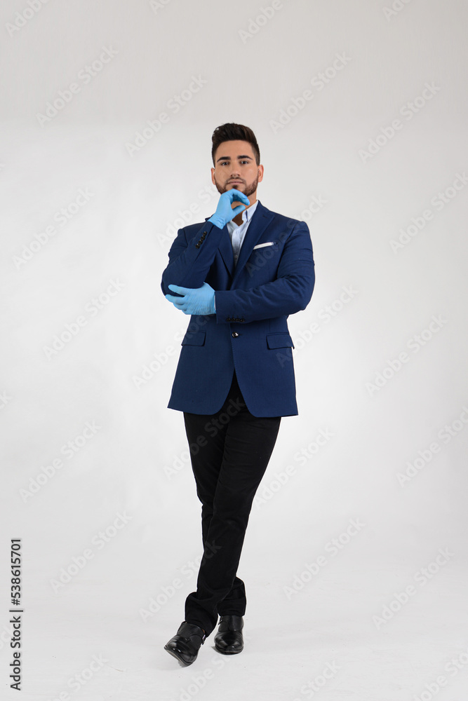 médico medicina estética traje elegante pensando diagnóstico azul de pie tratamiento médico medicina estética traje elegante pensando diagnóstico azul de pie tratamiento