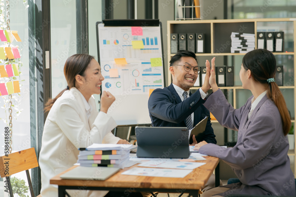 Fototapeta premium Asia business meeting consultations of business people in the company's meeting room. 