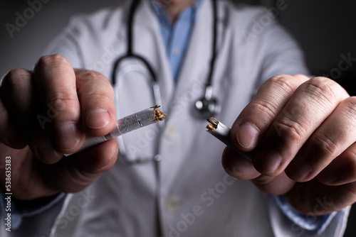 タバコを折って禁煙をすすめる男性の医師 photo
