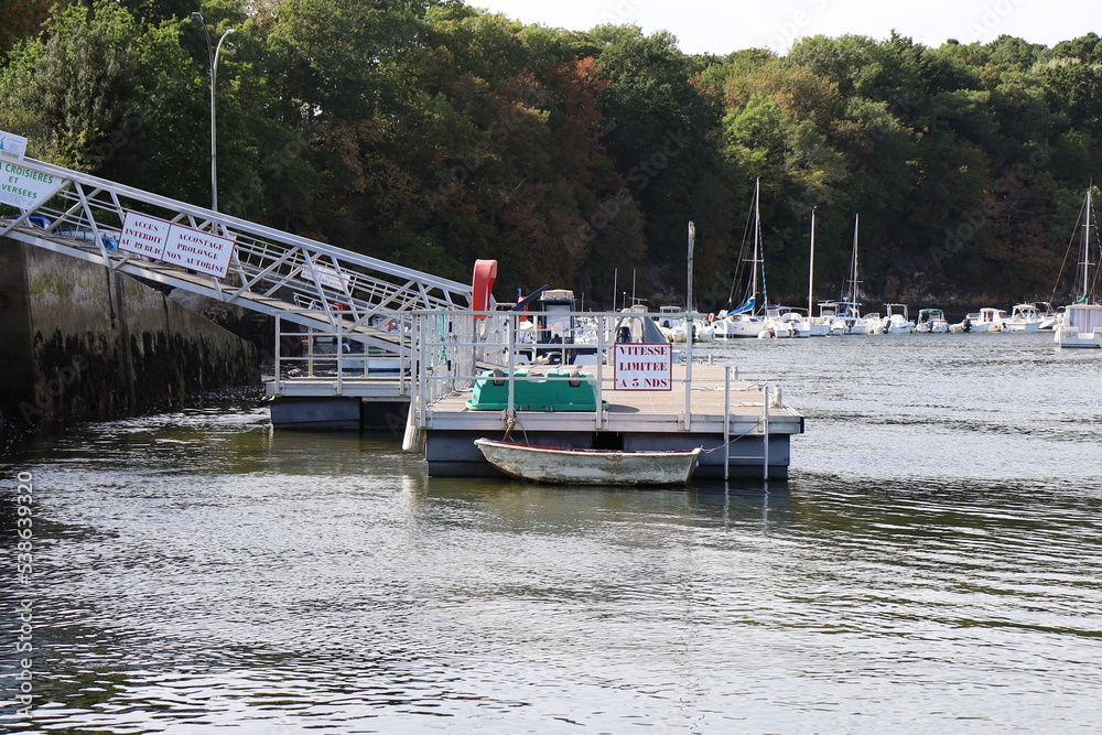 Fototapeta premium Le port de Pouldu Laïta Porsmoric, port de plaisance, village de Clohars-Carnoët, département du Finistère, Bretagne, France
